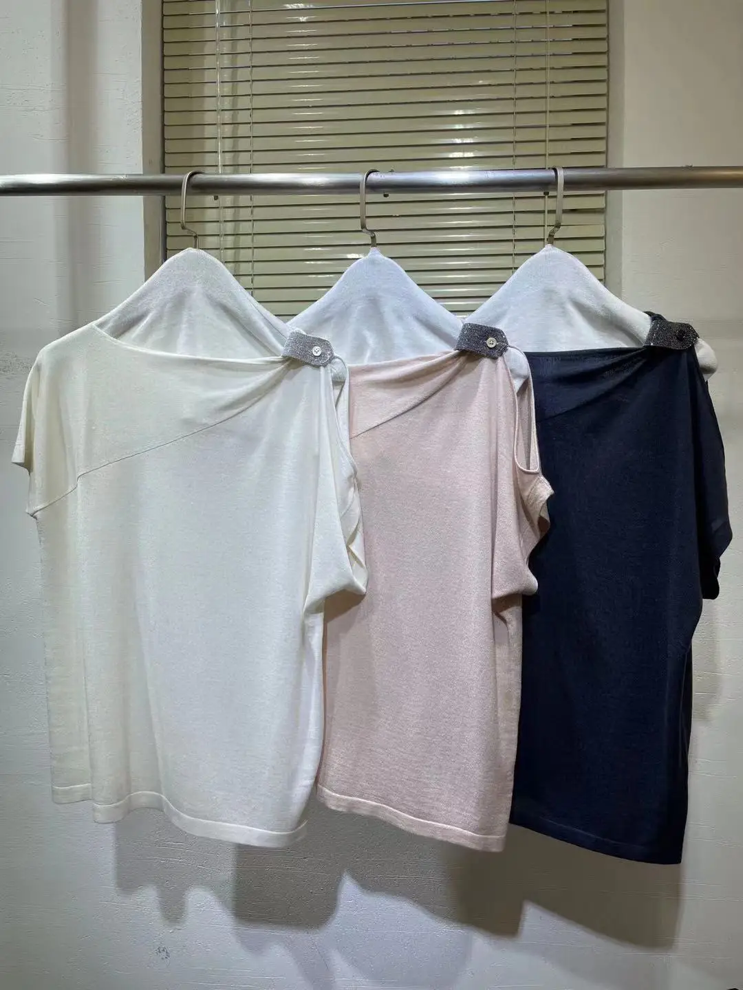 

Женская футболка с коротким рукавом, модельные Дизайнерские повседневные облегающие топы белого/розового/темно-синего цвета с бисером, лет...