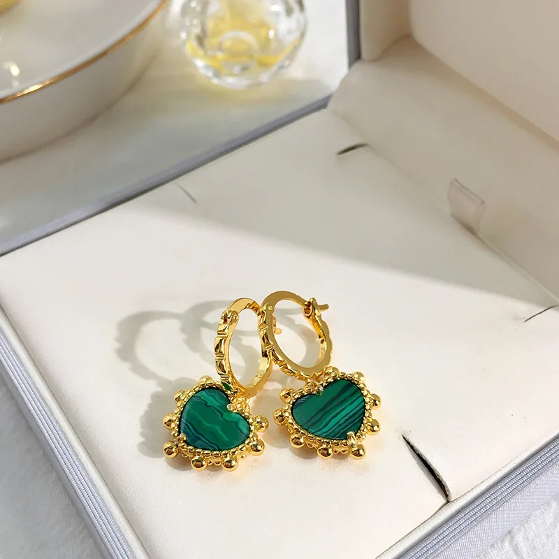 Модные маленькие серьги подвески с зеленым сердцем и золотым сердечком для