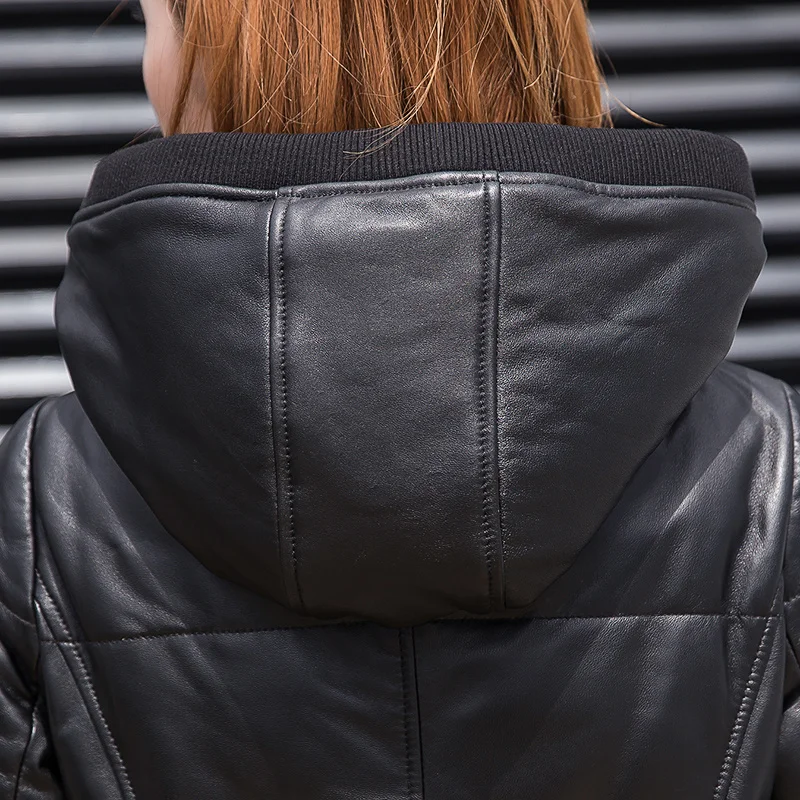 Женский пуховик из натуральной кожи с капюшоном и овчиной