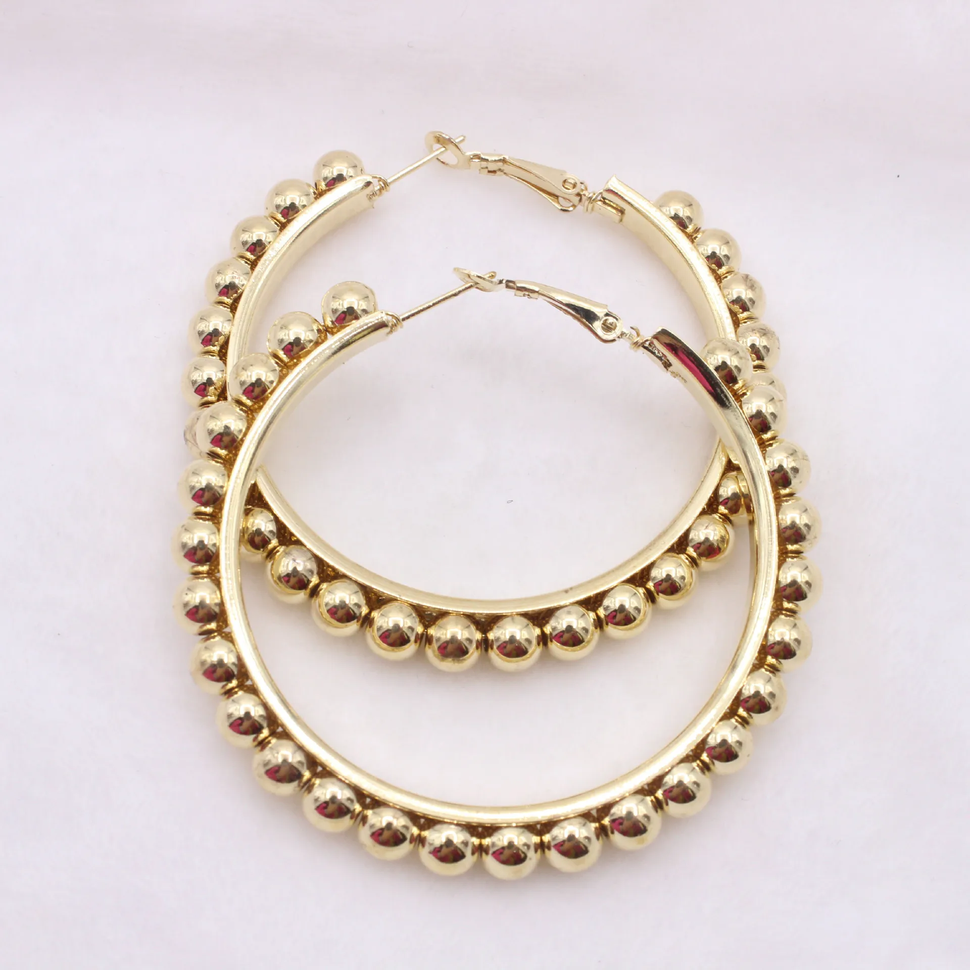 Женские серьги-кольца с круглыми бусинами большие размеры 57 мм | Украшения и