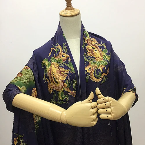 

Тяжелая тянущаяся шелковая атласная ткань с принтом дракона на темно-синем фоне в китайском стиле, SSC429