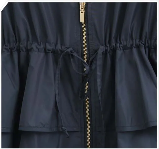 Женское длинное приталенное платье черное однотонное пальто с оборками ветровка