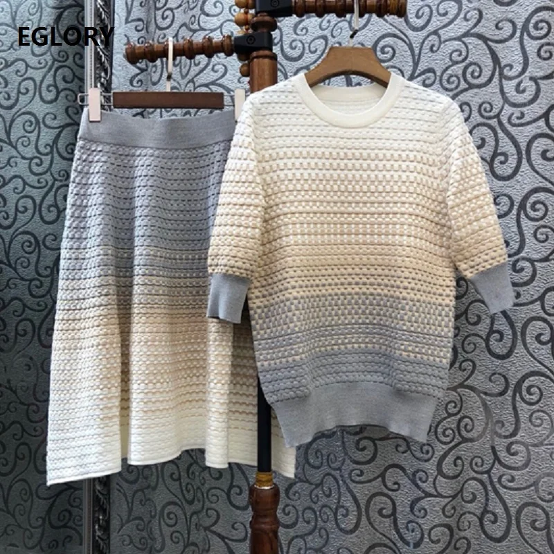 Женский трикотажный костюм пуловер и юбка до середины икры градиентного цвета