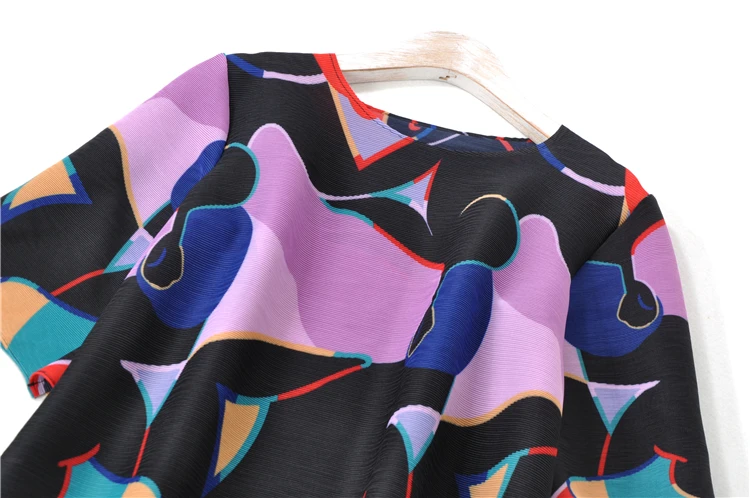 

HOT SELLING Miyake half Sleeve folds of loose printing Geometry Digital T-shirt IN STOCK