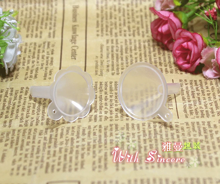 

100pcs Plastic Mini Funnel Refillable Perfume Essential Oil Plastic Small Funnels Liquid Essential Oil Fillng Bottle DIY Tools