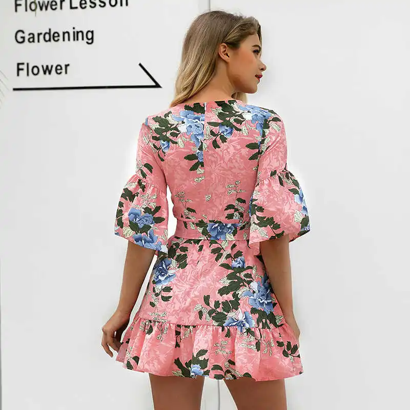 Женское короткое платье с оборками цветочным принтом круглым вырезом и коротким