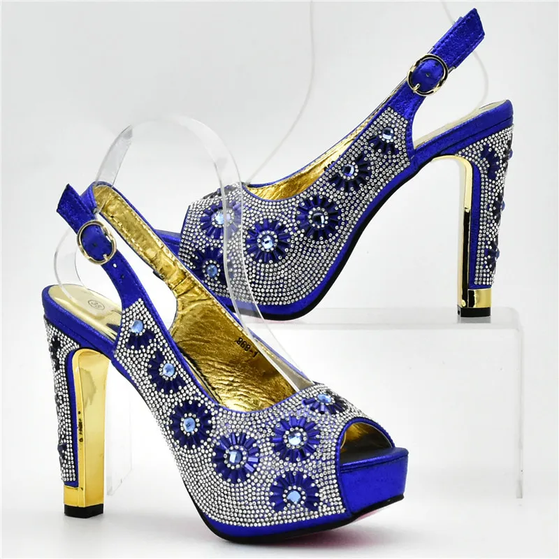 Новое поступление Комплект из женских итальянских туфель и сумочки украшенных