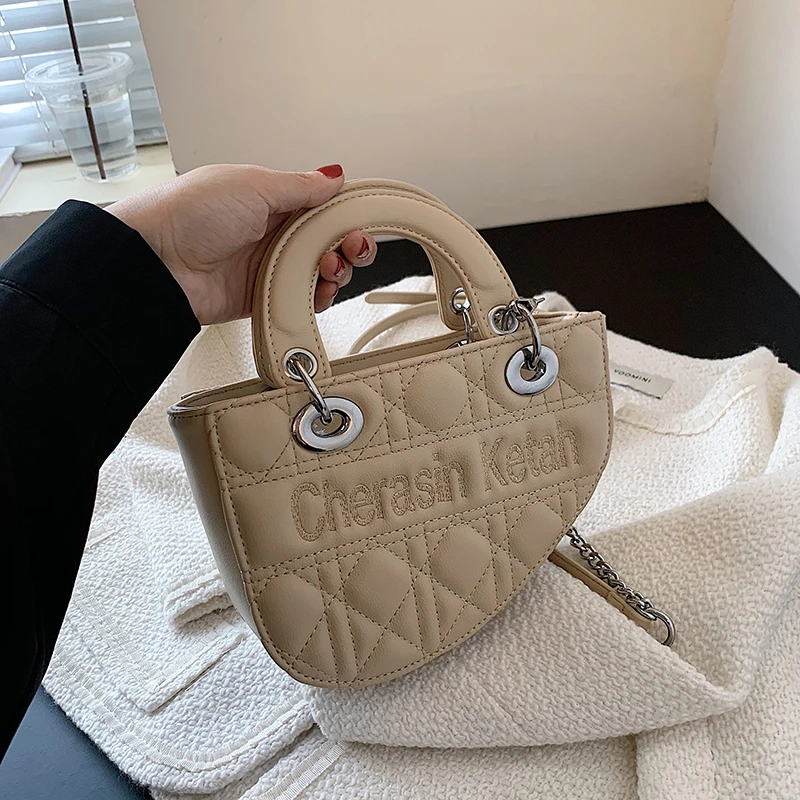 

Дизайнерская Женская сумка через плечо с надписью, брендовая сумочка на цепочке, роскошная кожаная сумка-мешок, модные тоуты, женский кошел...