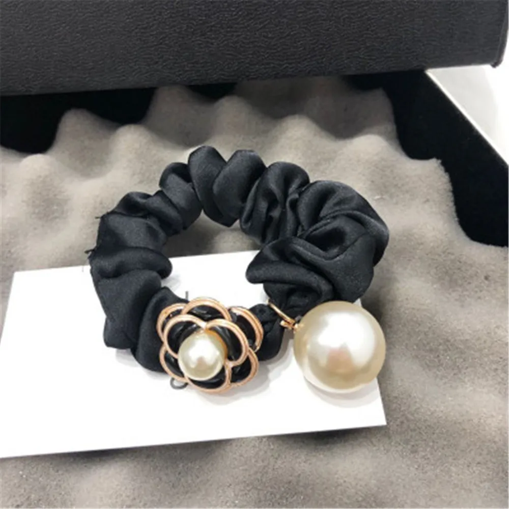 Женские резинки для волос черные белые с камелией цветами и жемчугом модные