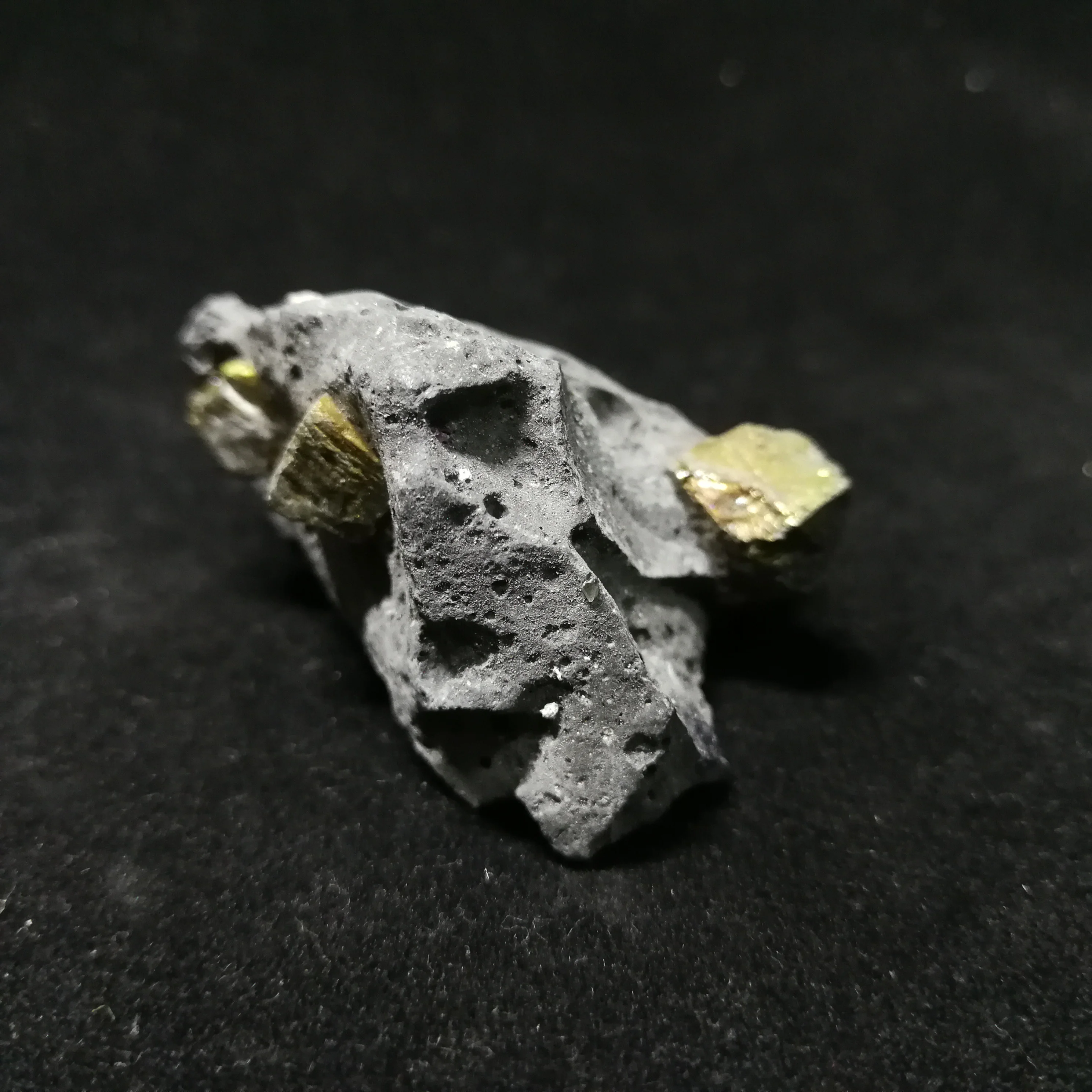 

43,5 г натуральный пиритовый минерал, образец вулканического песчаника, минеральный образец