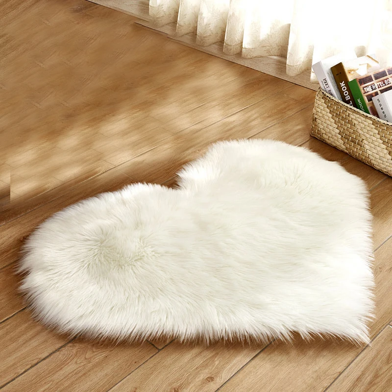 Длинные волосатые ковер синего белого розового цвета лохматый в форме сердца