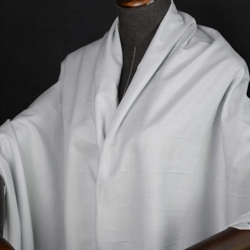 Пряжа окрашенная однотонная серебристо-белая пряжа из шелка и хлопка смешанная