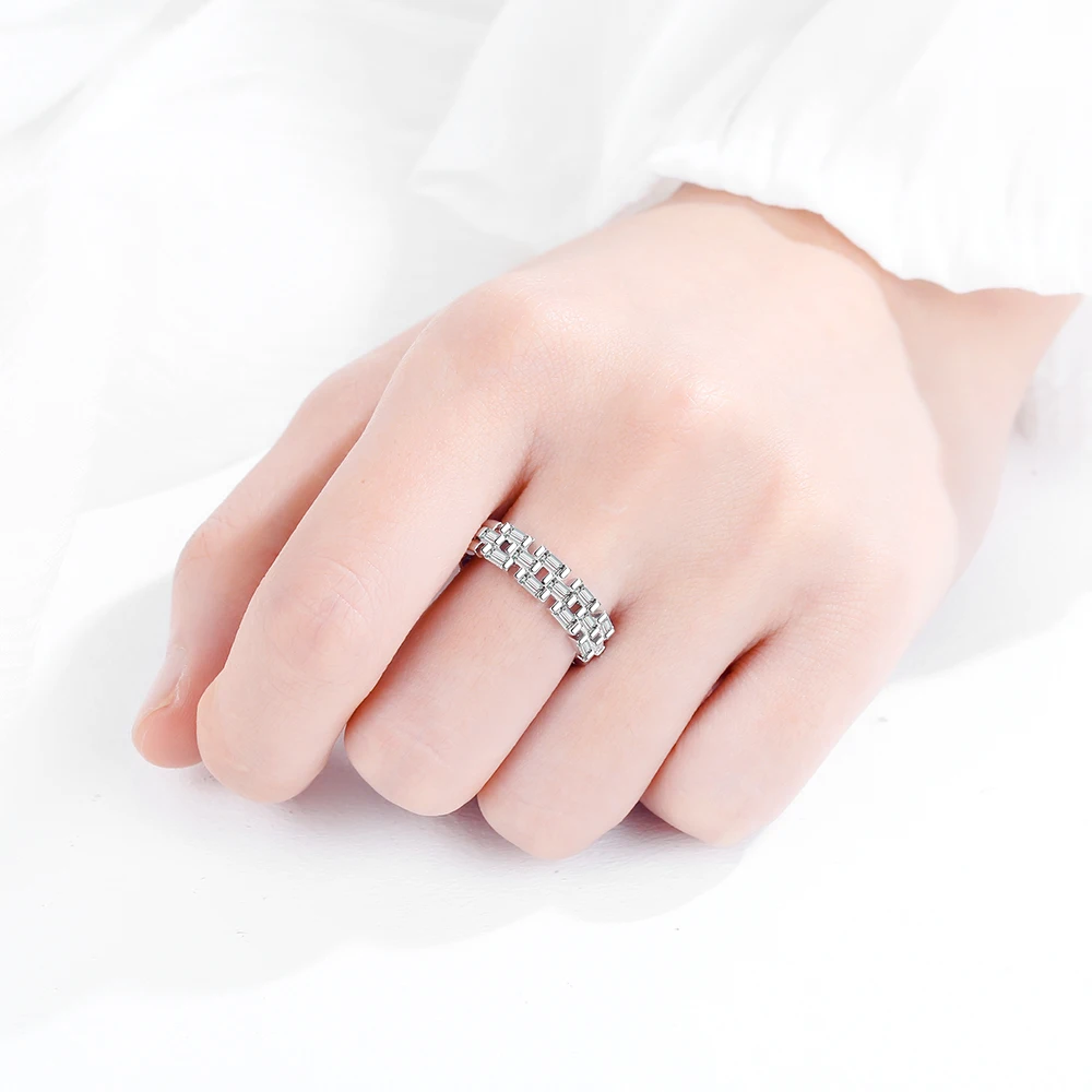 Роскошное женское кольцо с кубическим цирконием для помолвки серебряного цвета