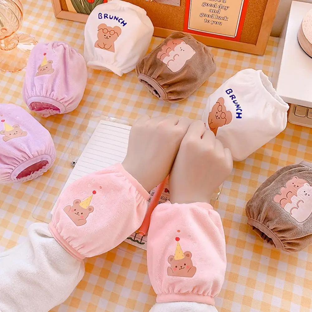 

1 пара мультяшных героев, короткие рукава, эластичные мягкие плюшевые противопылевые теплые нарукавники, студенческий защитный рукав для д...