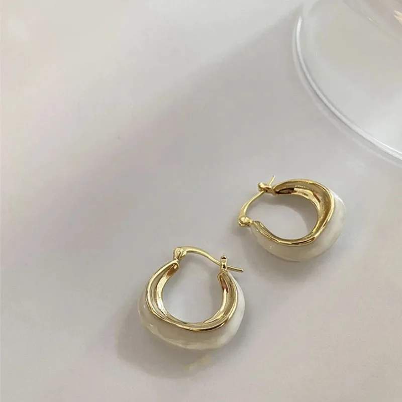 

Creamy White Drip Glaze Irregular Copper Alloy Circle Women's Earrings 2022 New Trendy Niche Design Sense Ear Buckle Jewelry