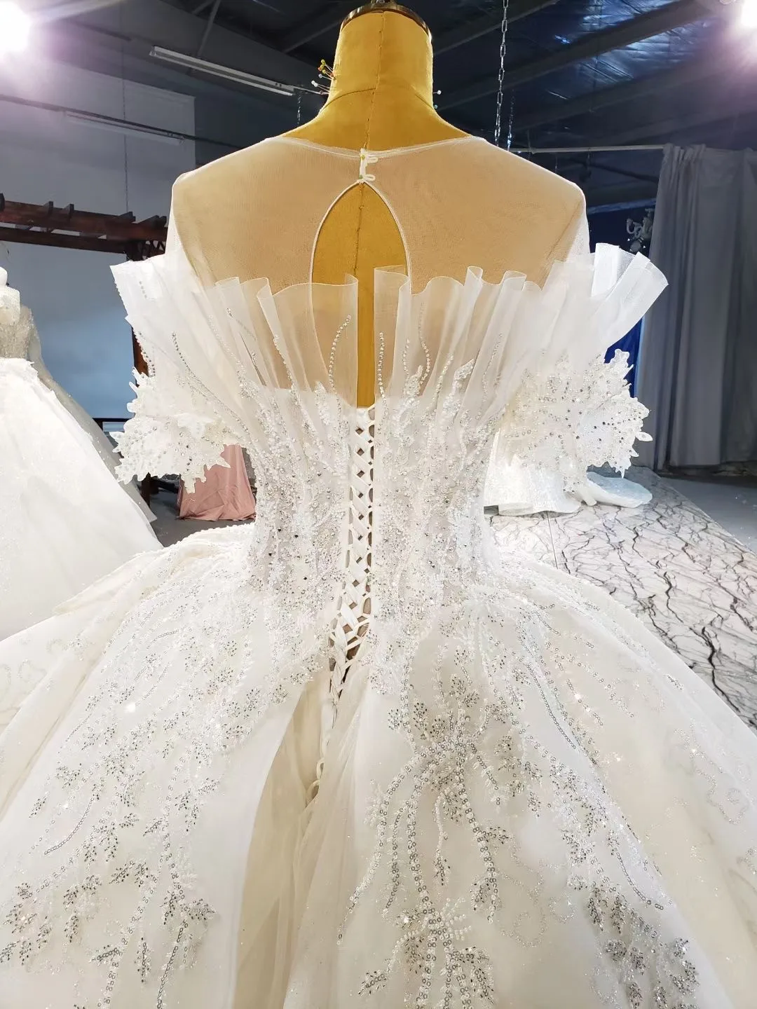 

Supper Gorgeous Shiny Crystals Lace Ball Gown Wedding Dress Wih Chapel Train 2021 Scalloped Neck Shoulder Princess Bridal Dress