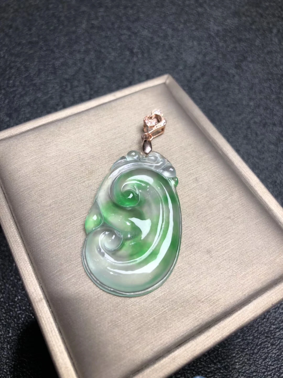 Только одна! Из натурального прозрачного камня жадеит нефрит ruyi кулон ожерелье