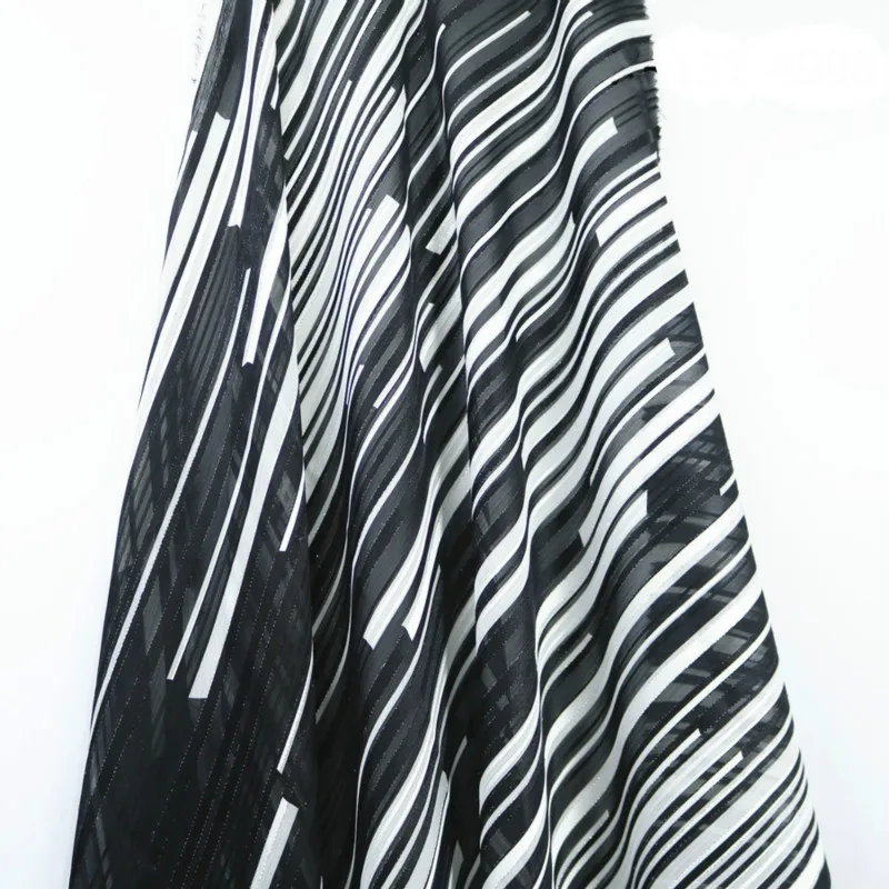 Мягкая черно белая и серебристая шифоновая полосатая ткань для платьев рубашек