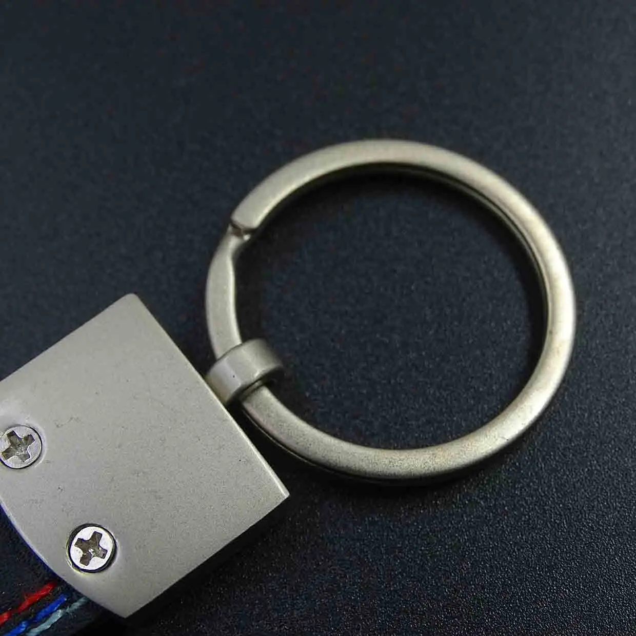 Модный металлический + Кожаный Автомобильный брелок для ключей интерьер