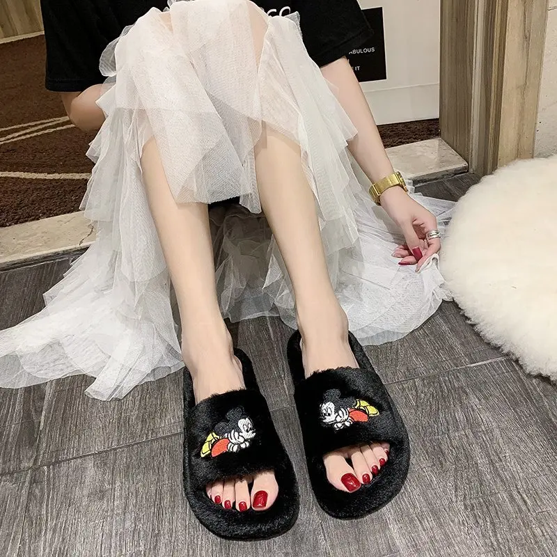 Пушистые женские меховые тапочки Нескользящие сланцы милая модная модель в