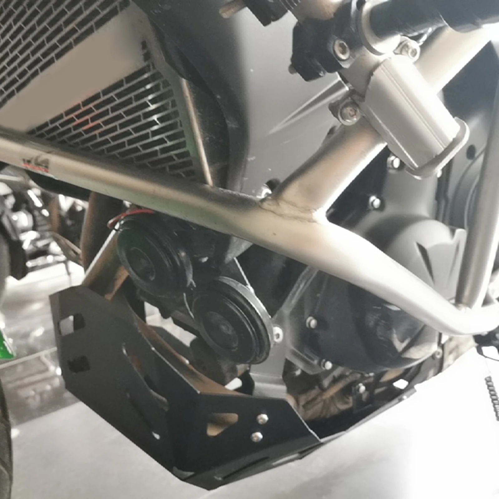 

1Set Engine Protection Guard Protection Cover Lower Frame Protector Accessories Parts for Kawasaki 650 KLE650 15-21 Black