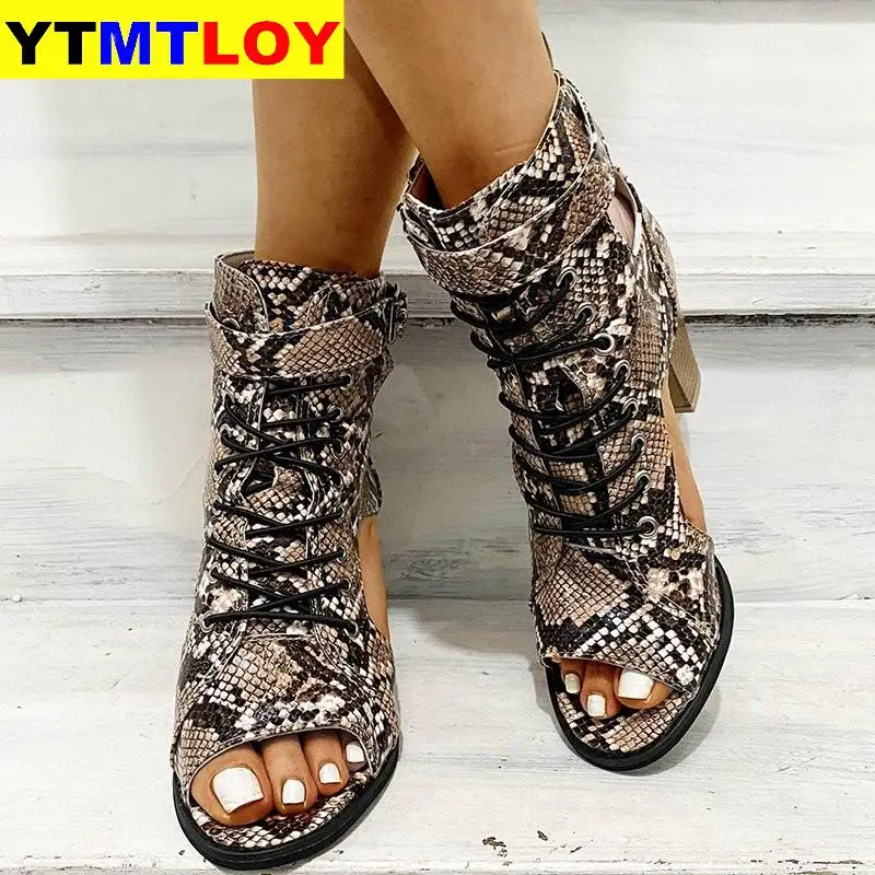 Сандалии гладиаторы женские на шнуровке босоножки толстом высоком каблуке открытый носок змеиный принт