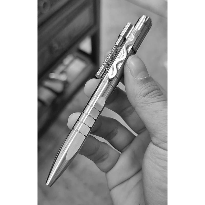 spesifikasi EDC Titanium Paduan Serat Karbon Pen Segitiga Disesuaikan Rusak Pola Pena Taktis