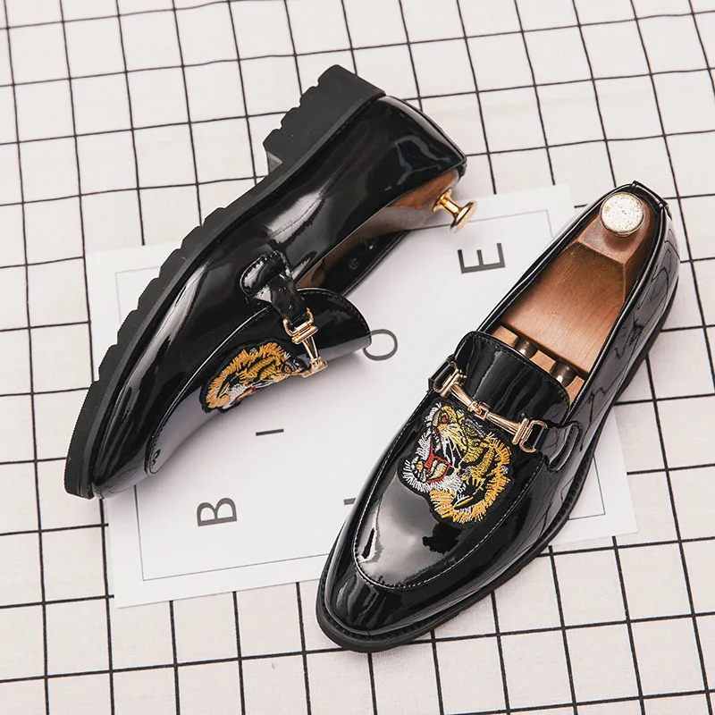 

2020 new embroidered men's leather shoes breathable zapatos de hombre casual flat shoes large men's boat shoes for men