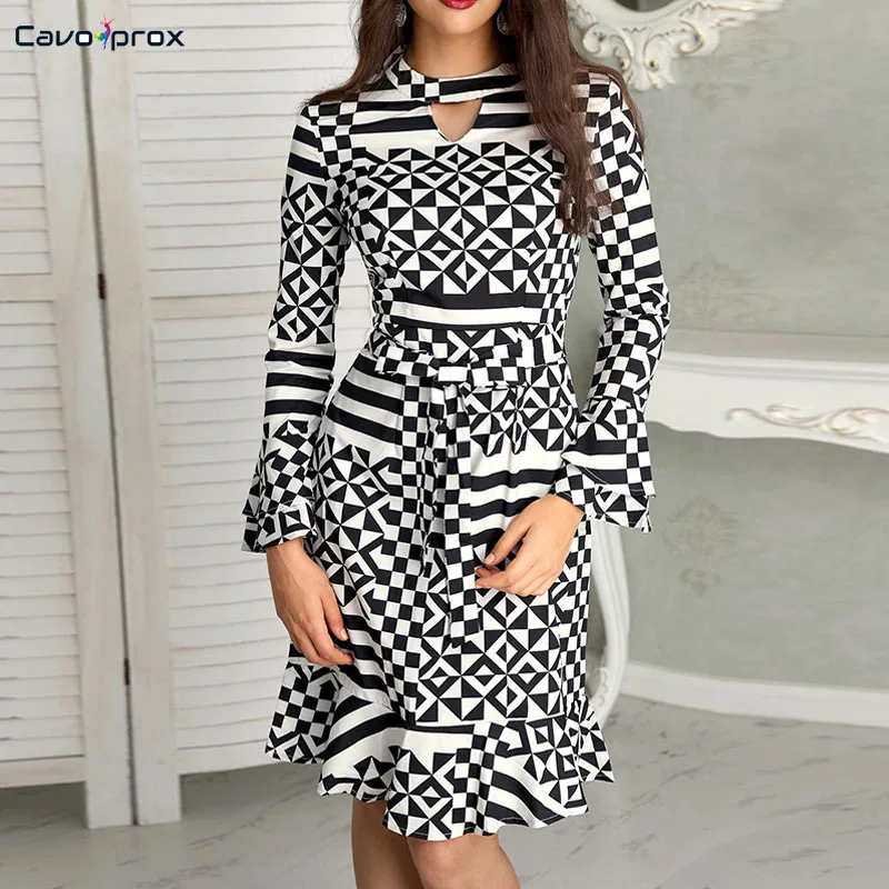 Женское платье с геометрическим принтом расклешенное длинным рукавом и оборками