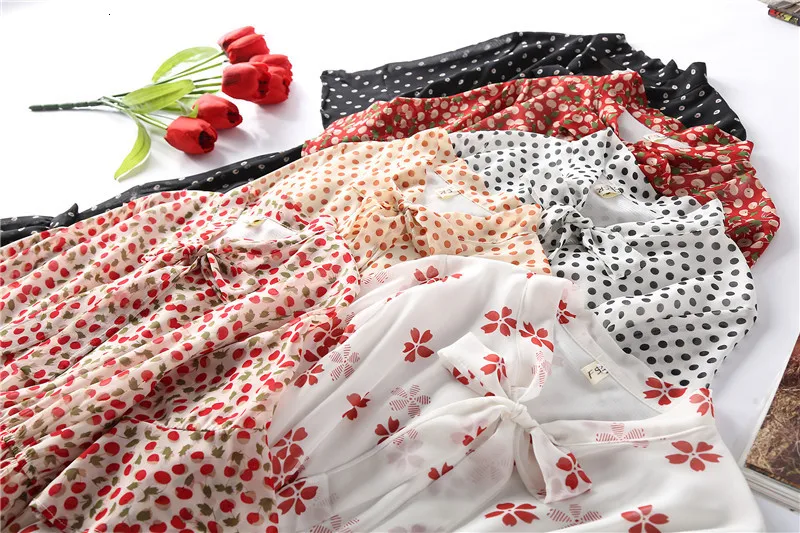 Новое корейское платье средней длины летнее женское с принтом и бантом на шее