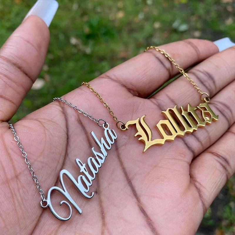 V притягивающее старинное английское персонализированное именное ожерелье для