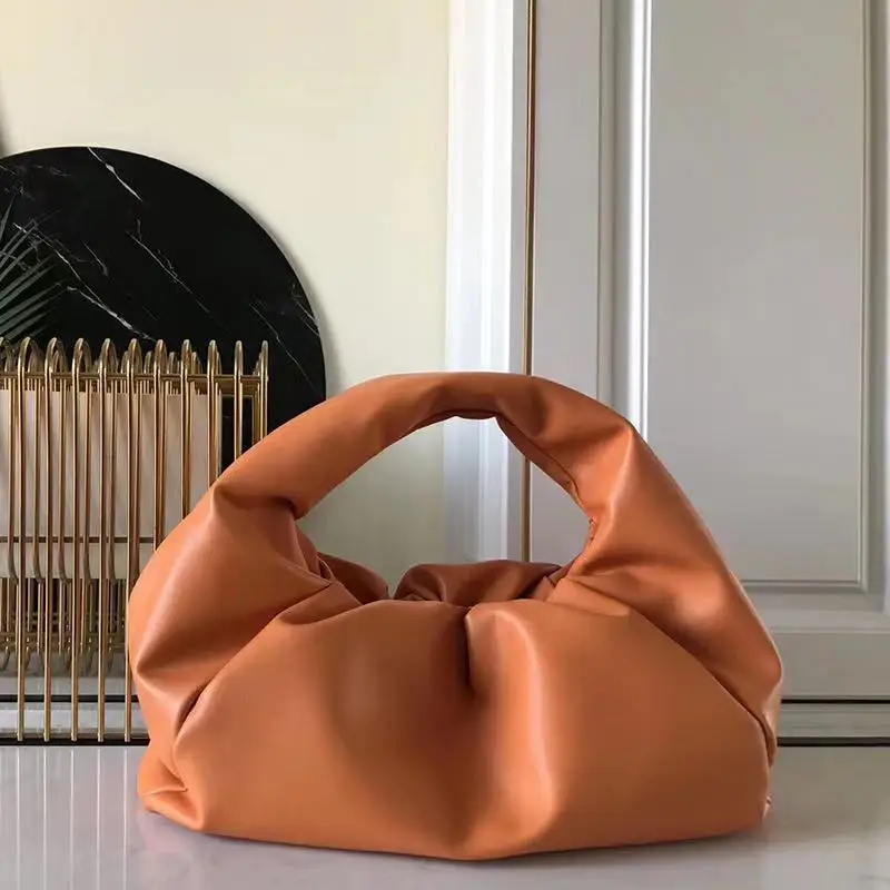 Роскошная мягкая объемная сумка на плечо из воловьей кожи от известного бренда