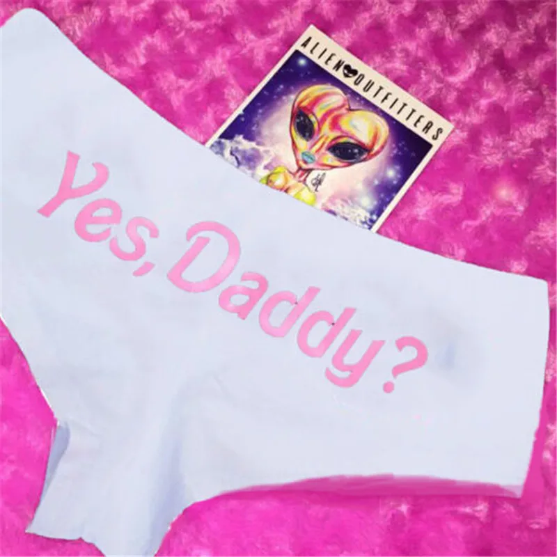 Для женщин трусики Женские сексуальные шорты с буквами Yes Daddy? Печатные трусы