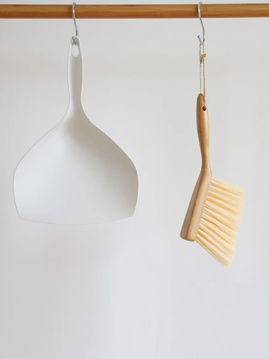 Мягкая щетка для чистки обуви с деревянной ручкой не повреждая обувь кожаная