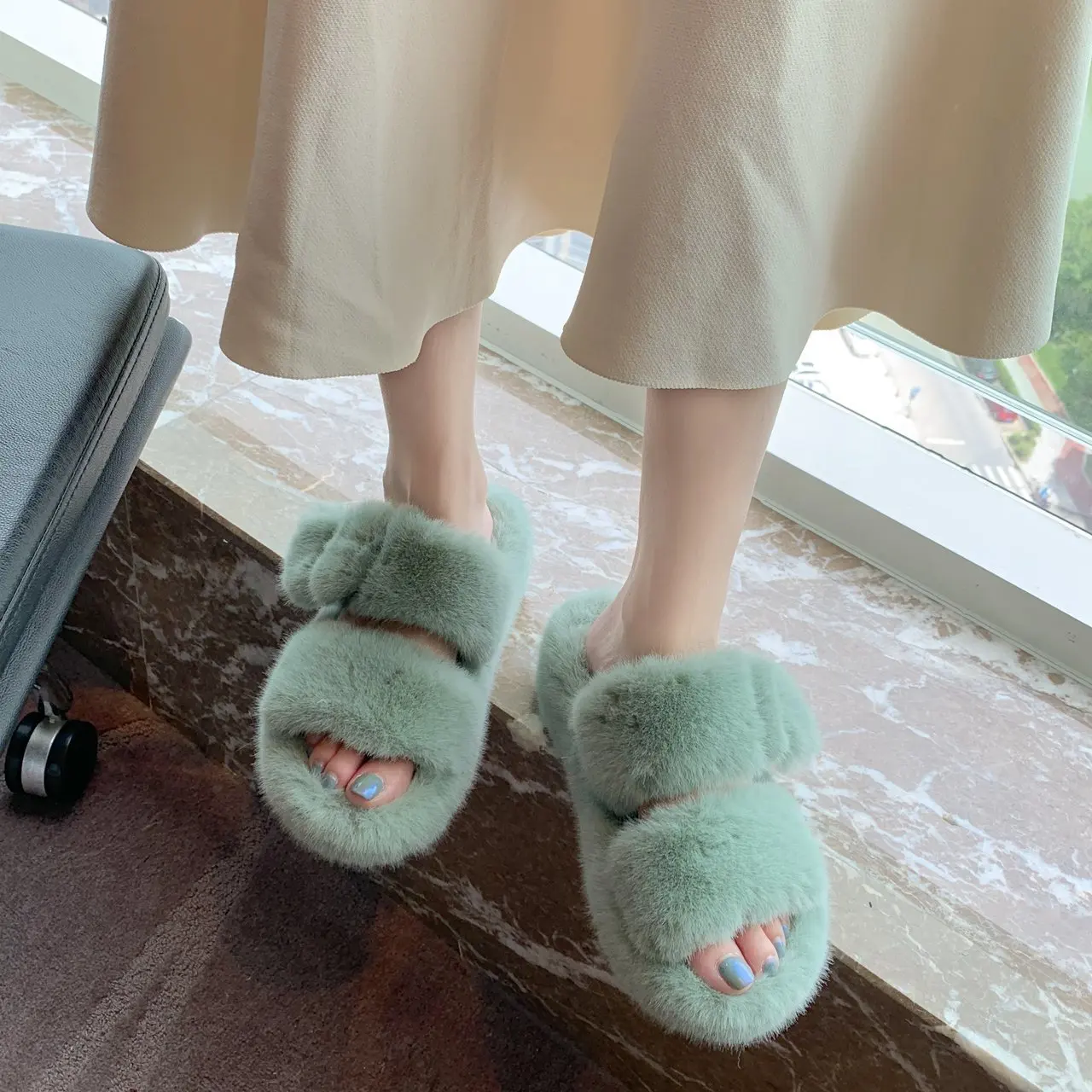 Сланцы женские без застежки искусственный мех плоская подошва меховые тапочки