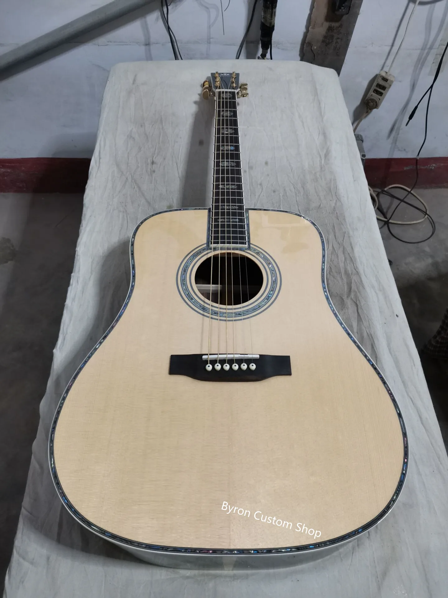 Бесплатная доставка гитара на заказ Дред ААА Byron акустическая высокого качества |