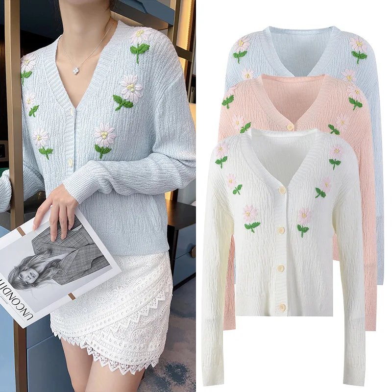 

Женский свитер с V-образным вырезом и цветочной вышивкой