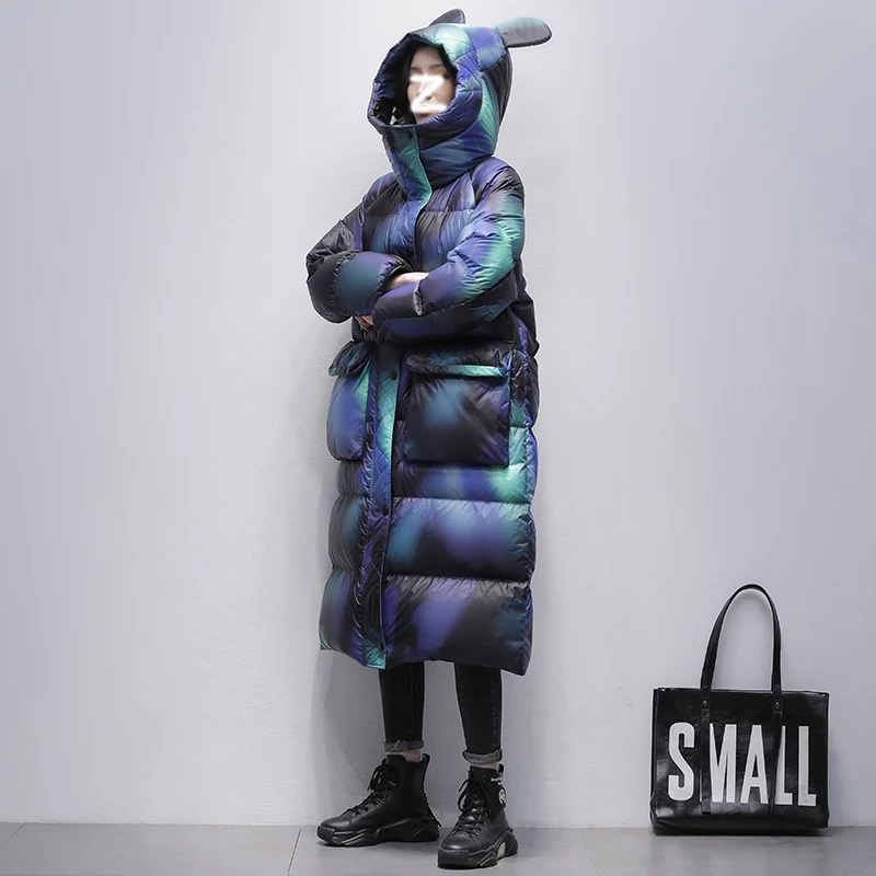 Женская куртка на белом утином пуху с градиентным переходом цвета длинная