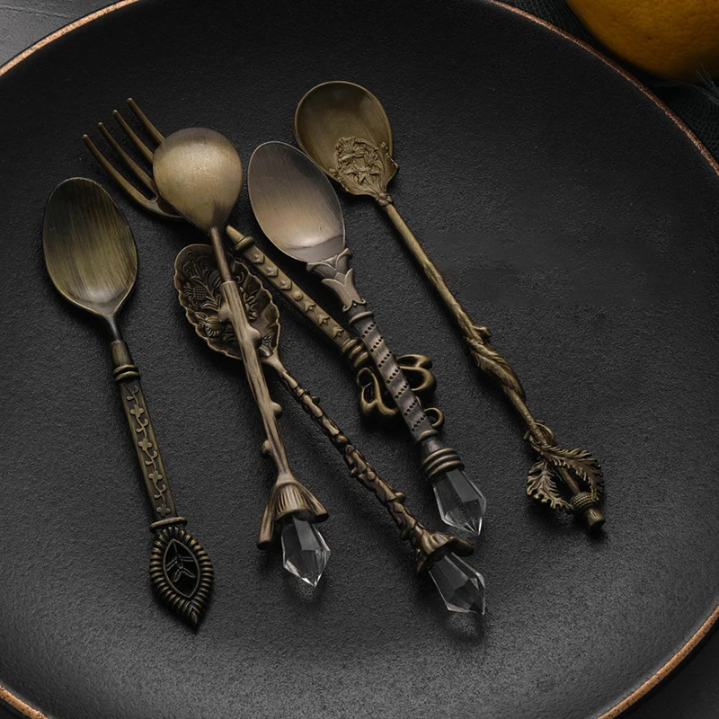 

6pcs Antique Royal European Style Tableware Vintage Flower Carved Tableware Gift Bag Coffee Dessert Cake Dinnerware Cutlery Set