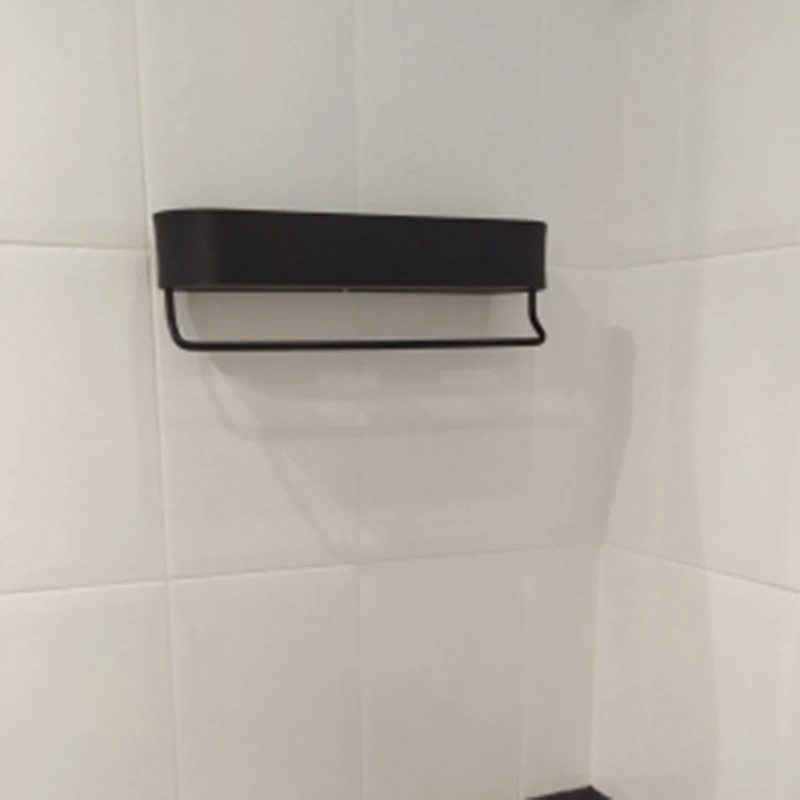 Полки для ванной комнаты из алюминия в черном пространстве | Дом и сад