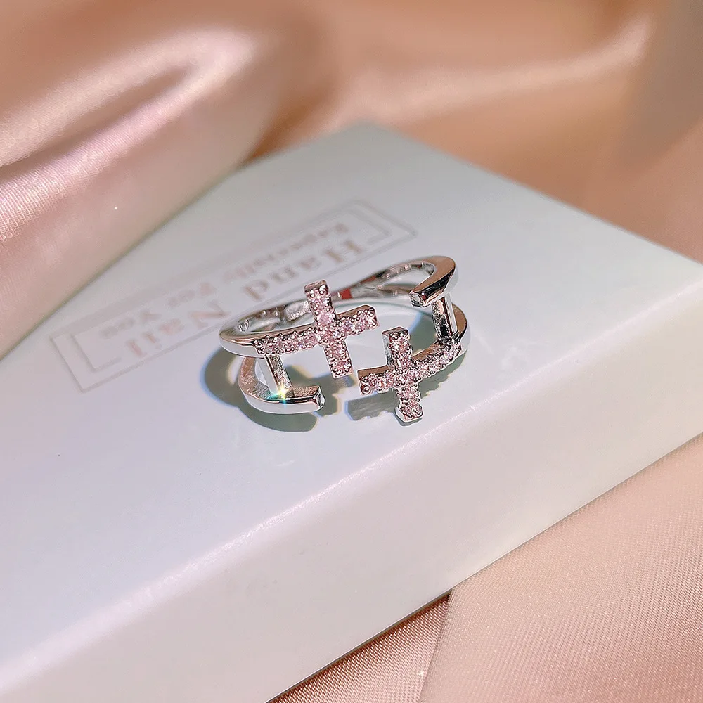 Женское классическое кольцо с фианитами Открытое в форме Креста бриллиантами