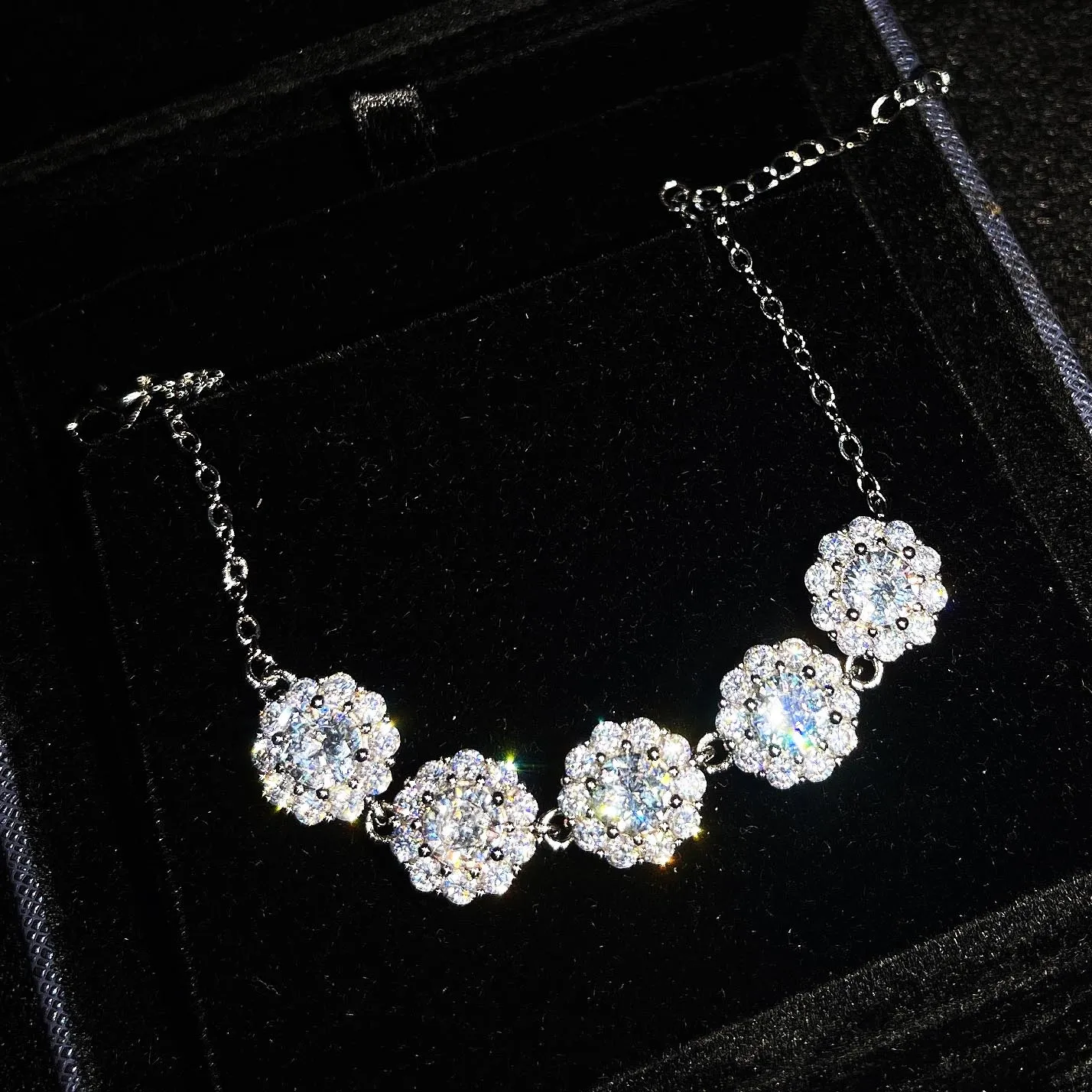 

Luxury Brand Jewelry Female Shining Sliver Color Snowflake Zircon Bracelets Chain For Women Romantic Design Exquisite Bracelet