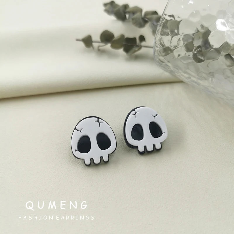 

QUMENG 2021 Самые продаваемые креативные модные интересные забавные страшные Хэллоуин мультфильм белая голова скелета акриловые серьги-гвозди...