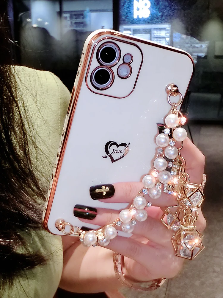 

Fashion Heart Pattern Pearl Chain Wristband Girl Soft Case For Iphone 11 12 13 Pro Max 7 8 Plus Xr X Xs Se 2 Iphone Cover Fundas
