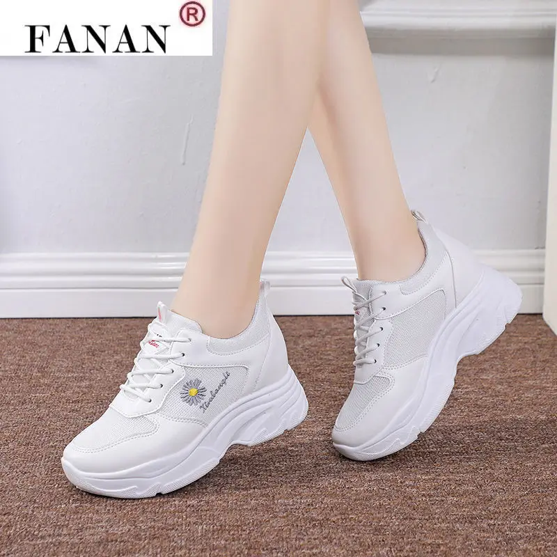 

2021 Autumn Women Vulcanize Shoes Fashion New Casual Lace Up Little Daisy Platform Shoes Comfortable Breathable Casual Dad Shoes