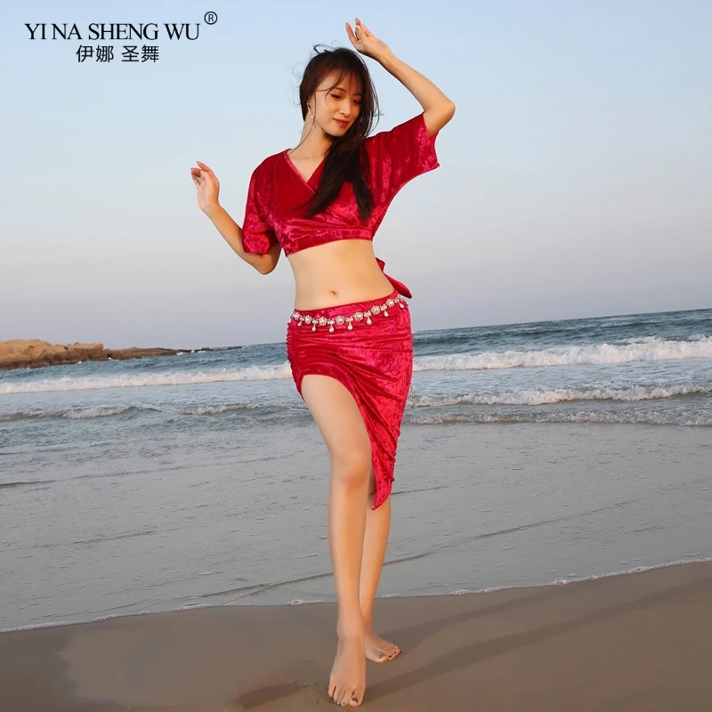 Женский костюм для танца живота из двух предметов: топ и юбка с цепочкой на талии