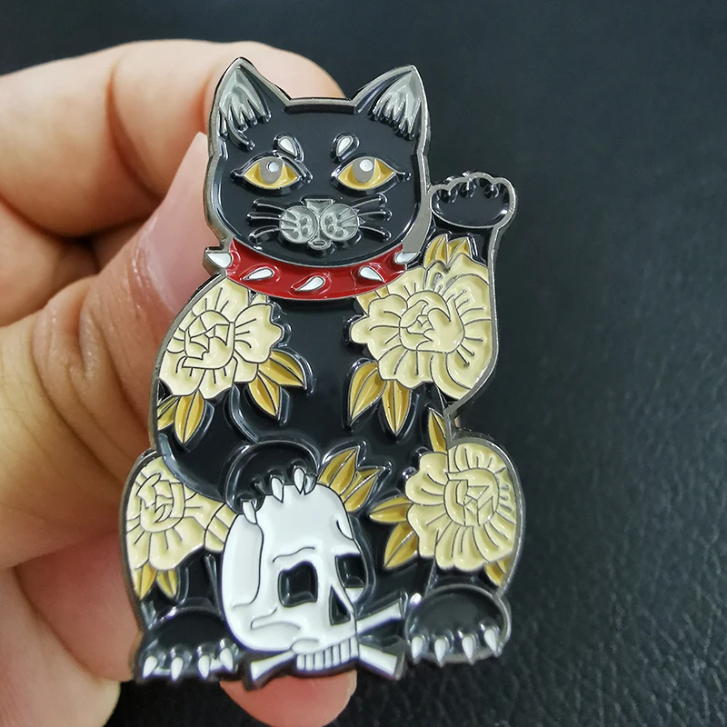 Счастливая кошка с черепом и цветами брошь черный котенок значок идеальный