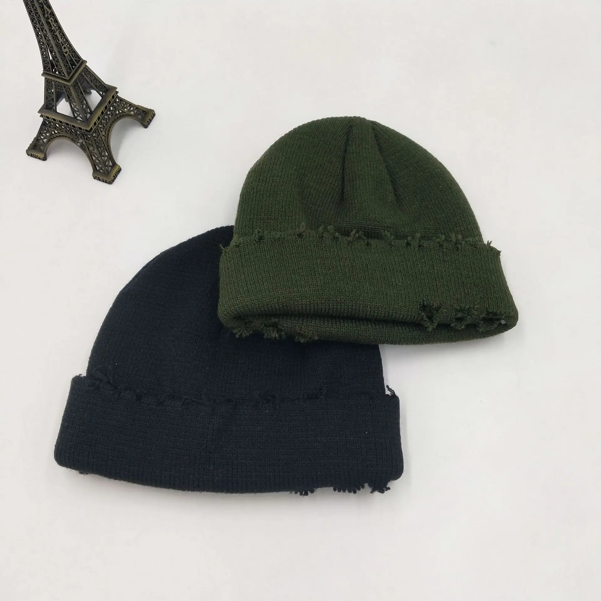 Сорвал шапку. Шапка с рваным эффектом. Порошенко в шапке. Драная вязаная шапка. Модные дырявые шапки.