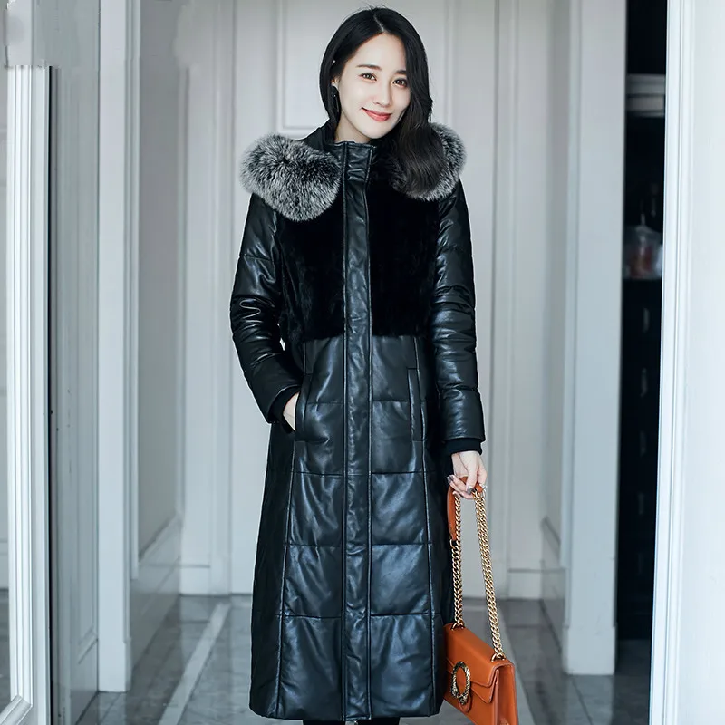 Женская куртка из натуральной кожи длинная овечьей шерсти и меха норки на белом