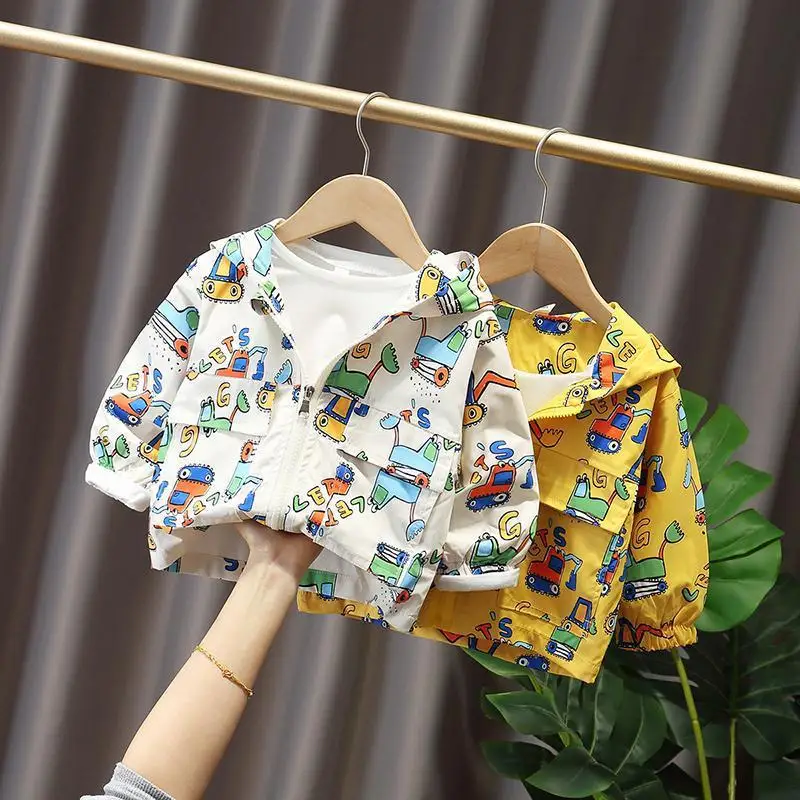 

Куртка детская демисезонная на молнии с капюшоном и принтом машины